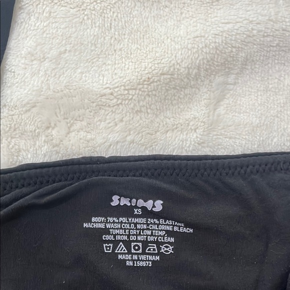 SKIMS Black Bodysuit Sleek and Versatile - Picture 7 of 8